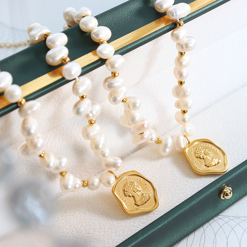 French design pearl necklace