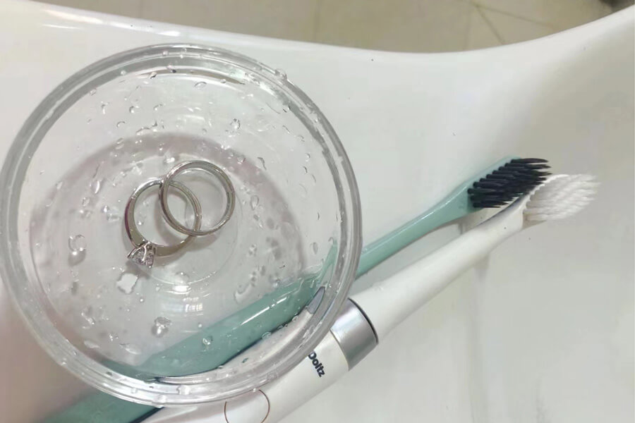 Clean silver jewelry with aluminum foil