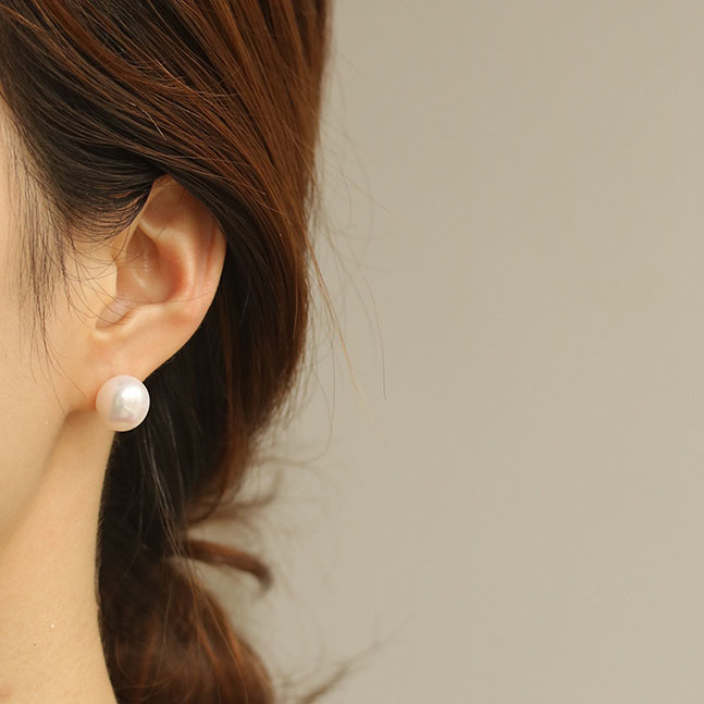 white freshwater pearl ear clip