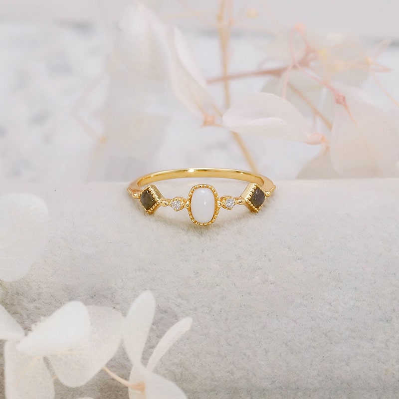 womens white Chalcedony and Peridot Ring